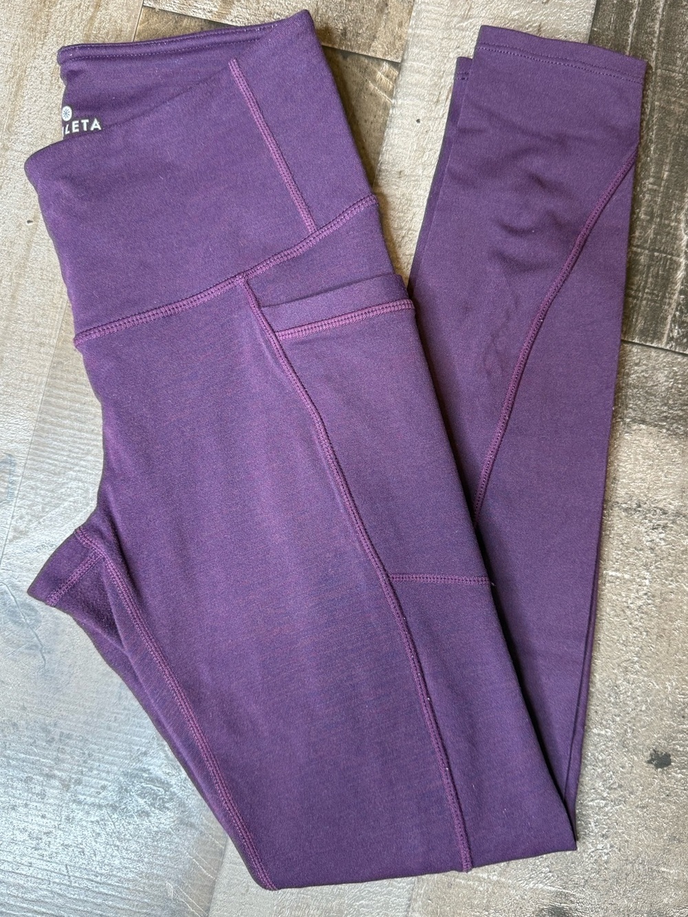 Athleta Salutation Stash High Rise 7/8 leggings featuring side stash pockets XSP